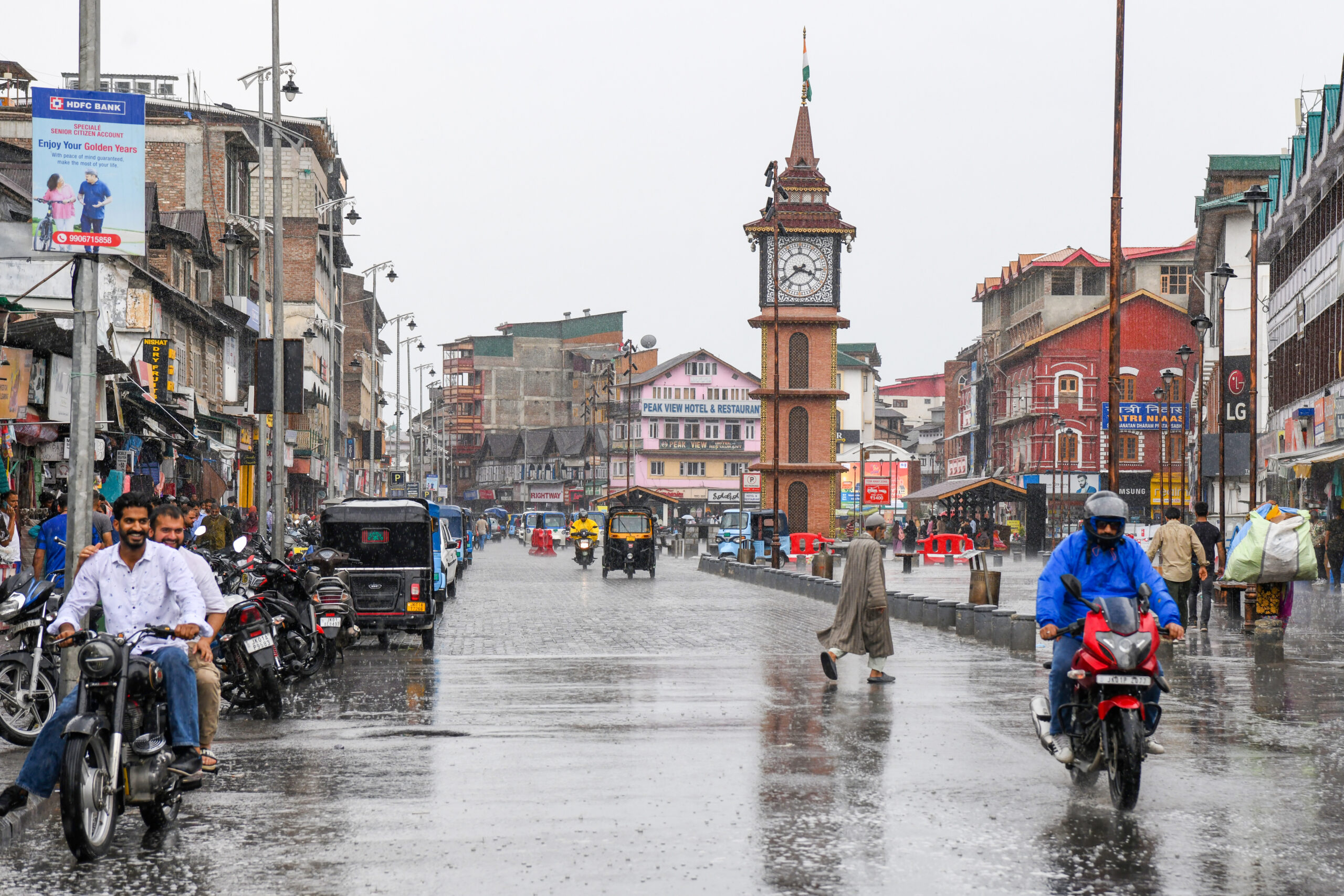 Rain hits Srinagar